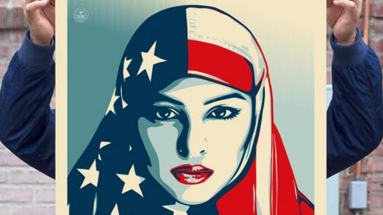 Par haine de Trump, des (fausses) féministes profanent le drapeau américain en le portant en hijab