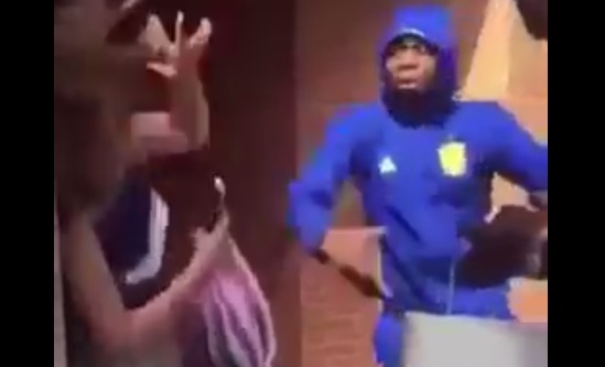 Une racaille en survet frappe une jeune femme (vidéo)
