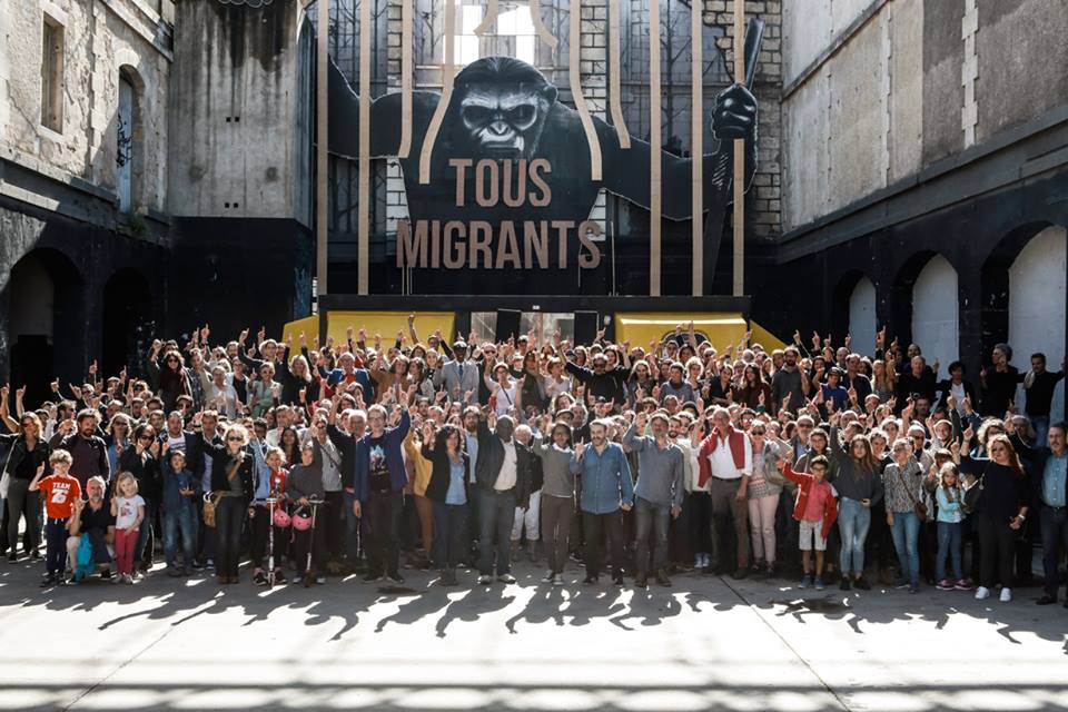 Climax Festival : des bobos représentent les migrants par une image de singe