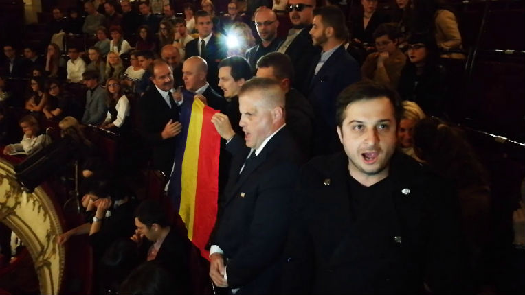 Bravo à eux ! Des patriotes roumains perturbent une prière musulmane chantée dans l'Opéra National de Cluj