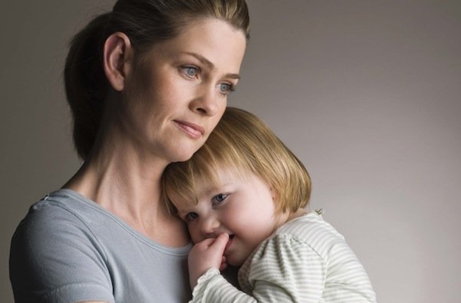 Alors que le taux de fécondité dégringole, les femmes ont davantage d’enfants : explication