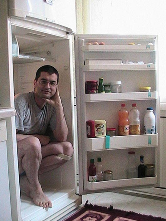 Génie criminel – Pour échapper à la police, un voleur de voiture se cache dans le réfrigérateur