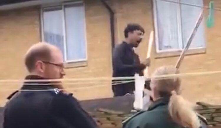 #Londres 🇬🇧 Un citoyen du monde enrichit culturellement son pays d'accueil sous les yeux des policiers (vidéo)