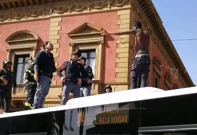 #Palerme 🇮🇹 Un migrant ivoirien monte sur le toit d'un bus et se fait dégager par la police (vidéo)