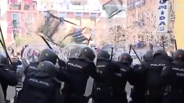 #Madrid 🇪🇸 Des clandestins attaquent violemment la police espagnole en hurlant "Police assassine !"
