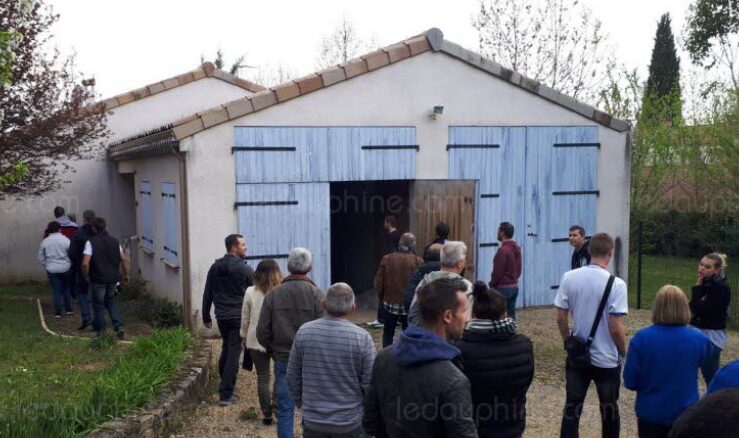 #Crest 🇫🇷 150 Français se mobilisent pour expulser des squatteurs : la propriétaire reconnaissante