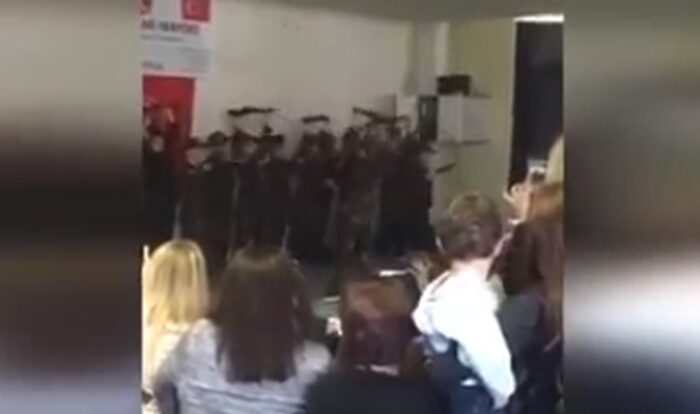 Scandale à la mosquée de #Herford 🇩🇪 Des jeunes garçons en tenue de combat avec des fusils (vidéo)
