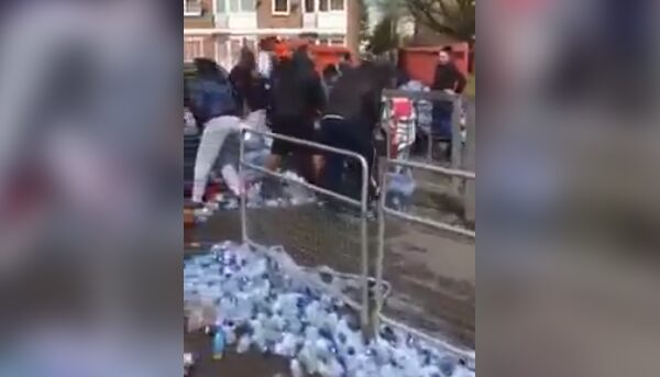 #GB 🇬🇧 Des migrants volent l'eau du marathon de Londres
