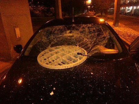 #Grenoble 🇫🇷 Une plaque d’égout est jetée sur une voiture de police depuis un immeuble par la racaille