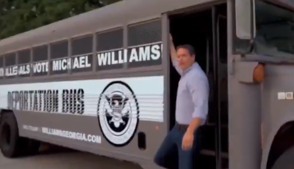 « Notre bus d’expulsion est prêt ! On va le remplir d’immigrants illégaux ! » : les clips de campagne de deux Républicains aux USA