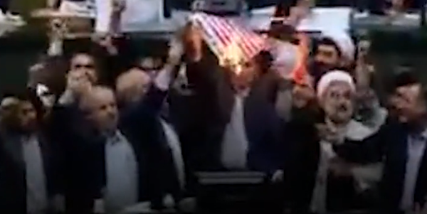 #Iran 🌍 Des députés iraniens brûlent un drapeau américain en plein Parlement en hurlant "Mort aux États-Unis"