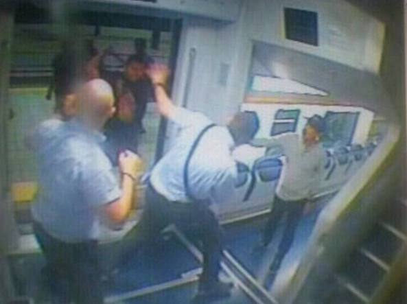 #Italie 🇮🇹 Un policier violemment agressé par une horde de migrants dans un train