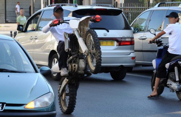 #Lille 🇫🇷 Un père de famille lynché devant ses enfants par une vingtaine de « jeunes » pour s’être opposé à un rodéo, une femme tabassée, d’autres familles volées ou agressées