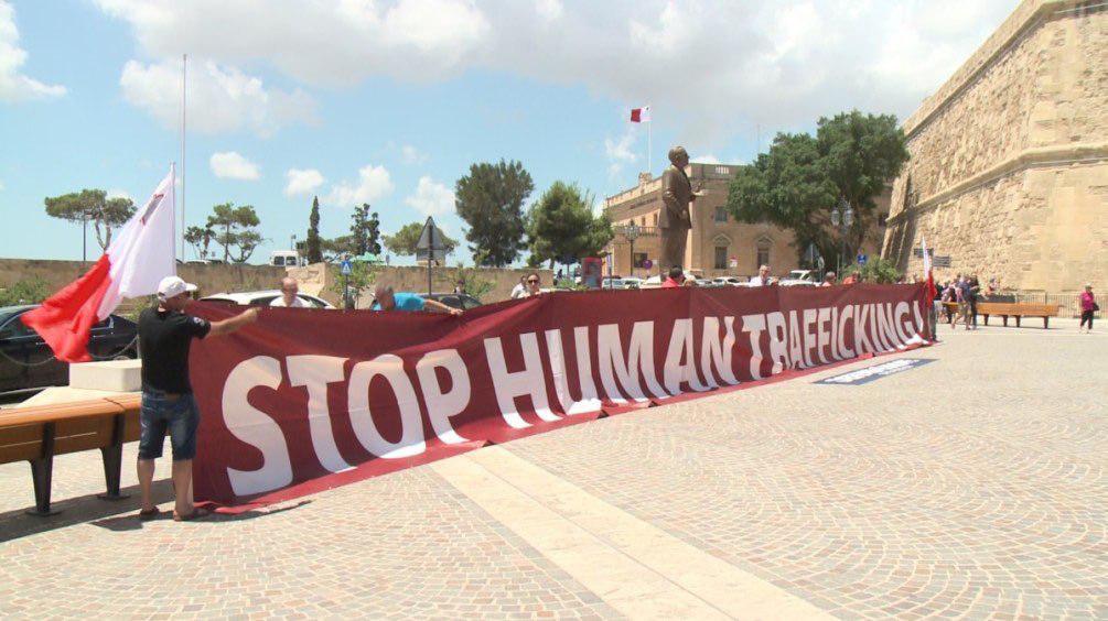 Lifeline : des Maltais déploient une banderole contre le trafic d’êtres humains pour protester contre l’arrivée du bateau de migrants