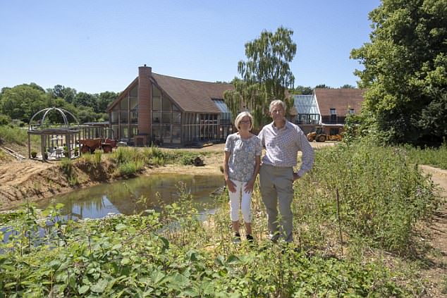 #Norwich 🇬🇧 Un ancien juge de 67 ans blessé chez lui par un gang armé en voulant défendre sa famille sera poursuivi pour agression raciste, le gang est non poursuivi.