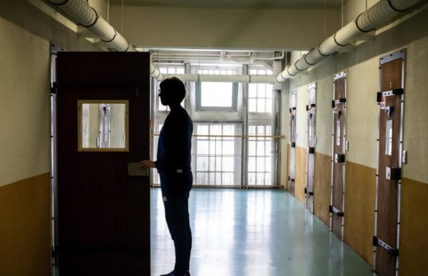 #Tours 🇫🇷 Déjà mis en examen pour meurtre, un migrant ivoirien condamné pour des violences