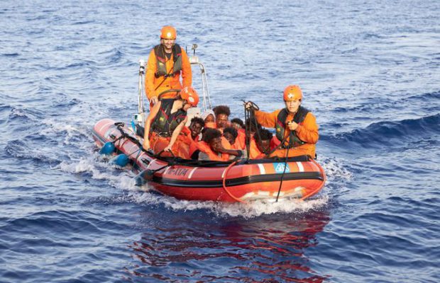 🇮🇹 Les « sauveteurs » de migrants en mer menacés d’amendes jusqu’à 1 million d’euros