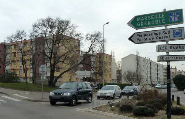 🇫🇷 Villeurbanne : la police sauvagement attaquée en défendant 2 homosexuels poursuivis par une bande