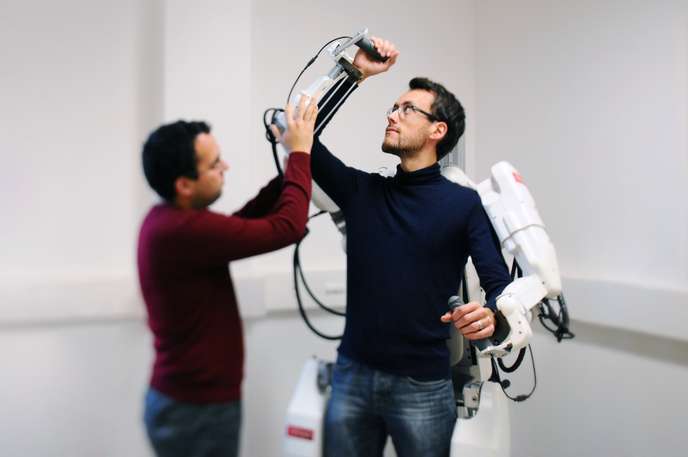 🇫🇷 Un tétraplégique réussit à marcher grâce à un exosquelette connecté à son cerveau