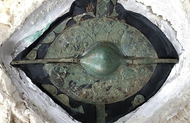 🇬🇧 Un bouclier celtique d’une valeur inestimable découvert dans une tombe vieille de 2200 ans