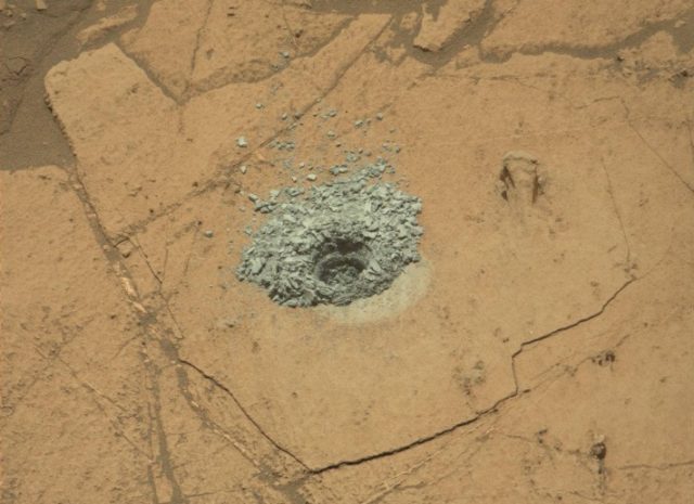 NASA : le rover Curiosity perce la croûte de la planète Mars