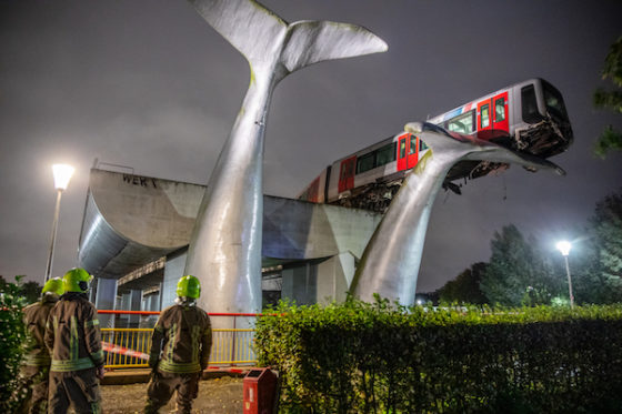 🇳🇱 Sauvés par l’Art : une sculpture en queue de baleine empêche le métro de Rotterdam de s’écraser en contrebas