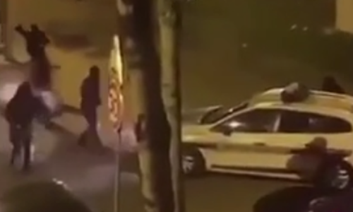 #Lyon 🇫🇷 Un équipage de police pris dans un guet-apens par la racaille anti-police (vidéo)