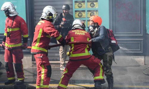 🇫🇷 Vidéo du pompier frappé à Paris lors de la manifestation du 1er mai